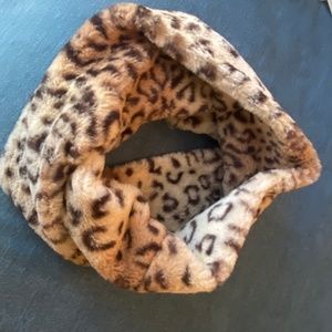 Scarf, Snow Leopard print Infinity Scarf Faux Fur NWT